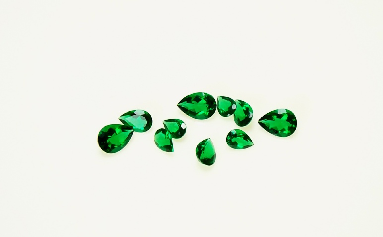 Green Chromere Faceted Gemstone Kit of 25 carets in Pear Shapes